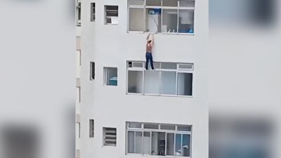 La mujer se mantuvo aferrada a la ventana superior por casi cinco minutos