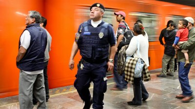 Un policía recorre una estación del Metro vigilando que no se presenten robos o altercados