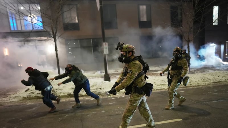 Tras comunicación con el gobernador de Minnesota, Trump planearía retirar a agentes del ICE