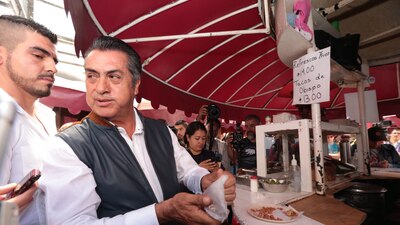 Jaime Rodríguez Calderón echándose unos tacos