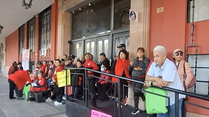 Trabajadores jubilados toman la Presidencia de Celaya; exigen pago justo de prestaciones