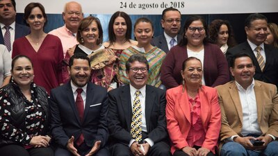 El coordinador de la bancada morenista en el Senado junto a otros senadores