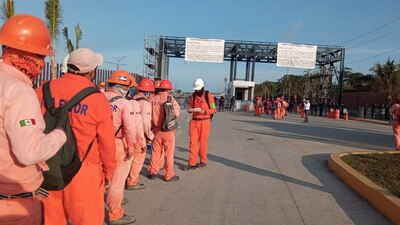 El paro de alrededor de 5 mil trabajadores dejó cuatro hospitalizados.