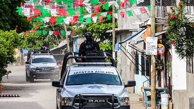 Tras la riña, elementos de la Policía, Marina y GB resguardan la zona