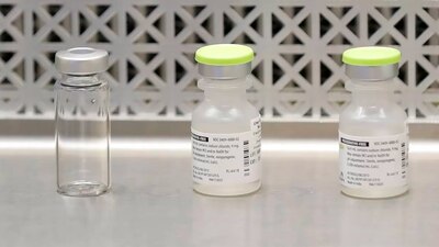 Expertos advierten de la aprobación de una vacuna motivada por cuestiones políticas más que científicas