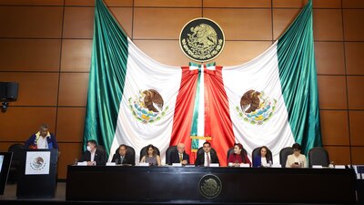 A falta del cónyuge tendrá derecho a recibir la pensión quien haya vivido en concubinato.