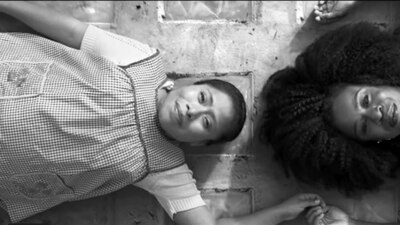 Yalitza Aparicio tomada de la mano de la actriz Uno Aduba