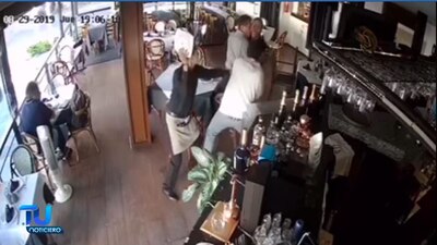 El mesero se armó de valor y le dio con todo al asaltante