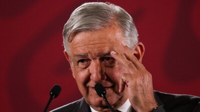 AMLO fue acusado de promover su imagen en un libro de texto gratuito