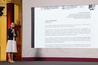 Rechaza Sheinbaum difusión de campaña antiinmigrante en televisión mexicana