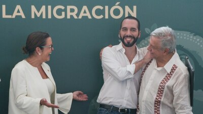 Nayib Bukele (centro) abraza al presidente Andrés Manuel López Obrador