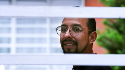 Eric Bravo, de 34 años, viajaba a bordo del tren que después se desplomaría