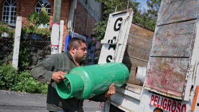 Además se quejan de que deben lidiar con grupos que establecen zonas de reparto e intimidan a quienes ingresan a ellas