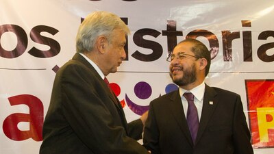 López Obrador y Eric Flores durante la firma de la alianza electoral