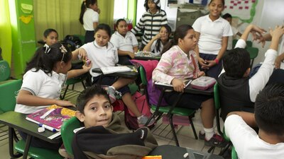 Los estudiantes realizaban actividades deportivas y educativas, además de recibir alimentos
