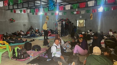 Los migrantes se encontraban sobre cobijas, hules y cartones, junto con pertenencias