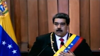 El venezolano juramentó para estar al frente del gobierno hasta el 2015