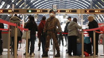 La policía controla el ingreso de pasajeros a la principal terminal de trenes de Milán