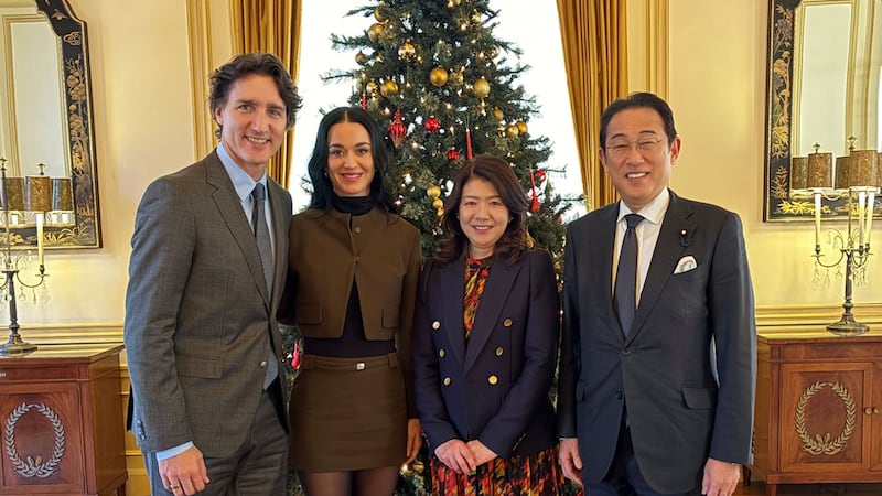 Revelan foto de Trudeau y Katy Perry, en una cena con el exprimer ministro de Japón