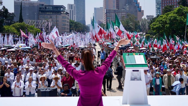¿Cuántas personas asistieron al informe de Sheinbaum en el Monumento a la Revolución?