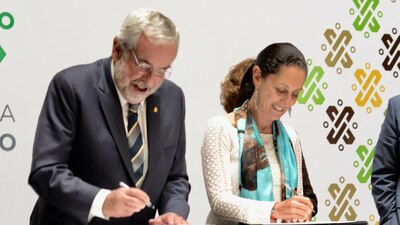 Enrique Graue y Claudia Sheinbaum firmando el documento de colaboración