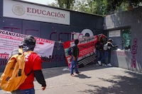 ¡Portazo! La CNTE logra tomar instalaciones de la SEP, en avenida Universidad