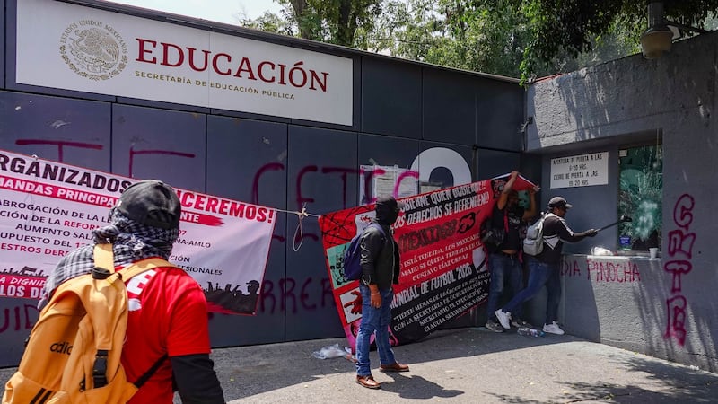 ¡Portazo! La CNTE logra tomar instalaciones de la SEP, en avenida Universidad