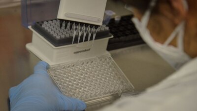 El investigador detalló que se han malinterpretado aspectos de su hipótesis, pues no es una combinación de variantes.