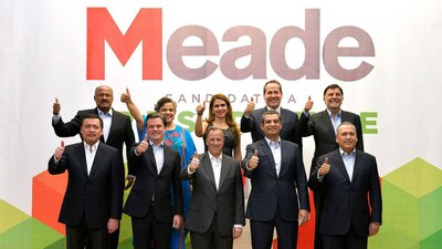 José Antonio Meade (centro) junto a parte de sus nuevos coordinadores de trabajo para el voto