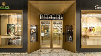 Armados con martillos, mazos y pistolas, ladrones rompieron el cristal de protección de una joyería en Plaza Antara