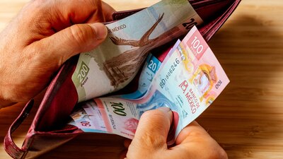 En ventanillas bancarias, el dólar se cotiza en 17.49 pesos por billete verde