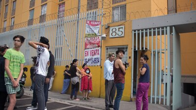 Capitalinos desalojan sus casas tras sonar la alerta sísmica en la CDMX