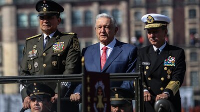 El Presidente encabezó el desfile militar en el Zócalo