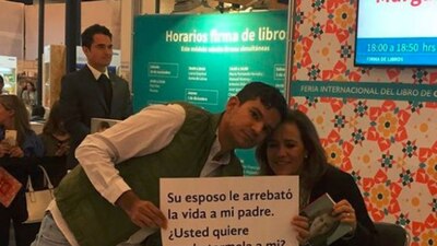 Paco Rubén Velasco sostiene la pancarta que mostró a Margarita Zavala el domingo en la FIL Guadalajara