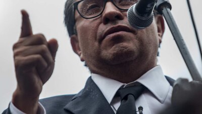 Monreal anunció que se quedará en Morena pese a su enojo