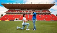 ¡Gol! Cavallo, primer futbolista abiertamente gay propone matrimonio a su pareja