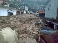 Huehuetla pide ayuda tras quedar incomunicada por lluvias; hay casas y escuelas destruidas