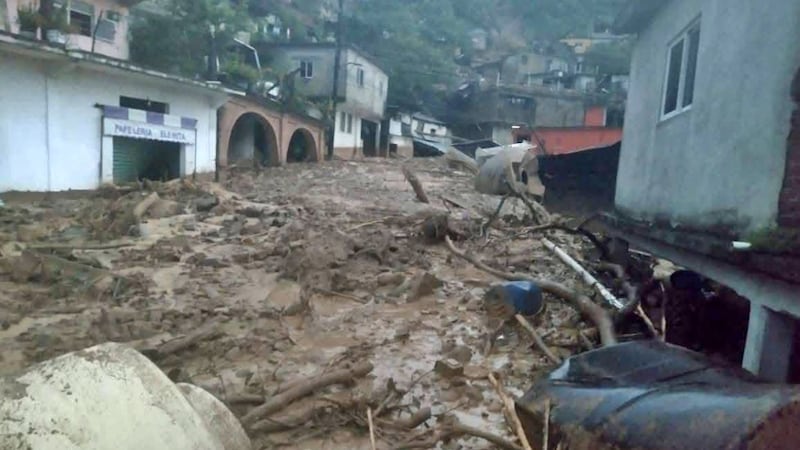 Huehuetla pide ayuda tras quedar incomunicada por lluvias; hay casas y escuelas destruidas