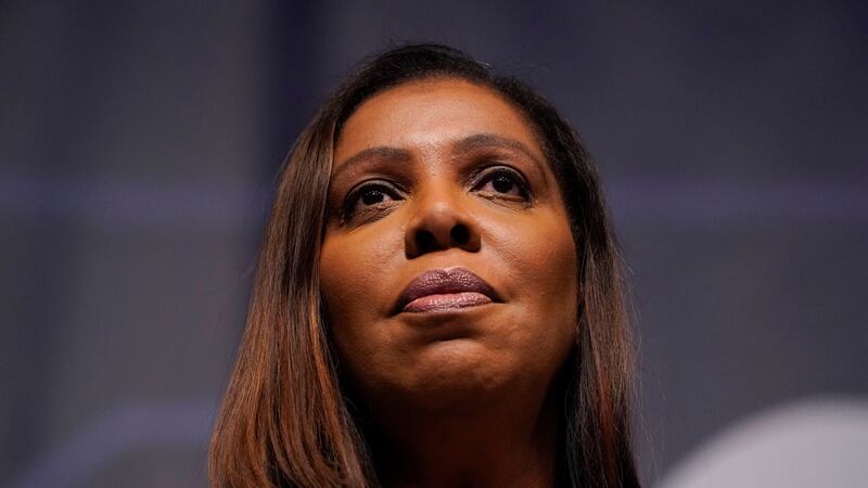 Señalan a Trump de perseguir y denunciar a personas negras con poder en el Gobierno