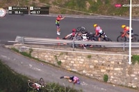 VIDEO: Ciclistas caen en carambola en plena competencia de Milán-San Remo 2026