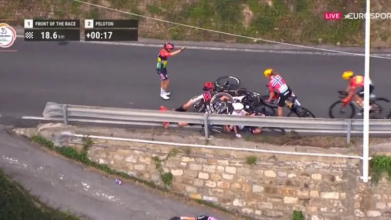 VIDEO: Ciclistas caen en carambola en plena competencia de Milán-San Remo 2026