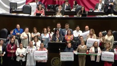 Entonó una canción para pedir detener la guerra en Medio Oriente