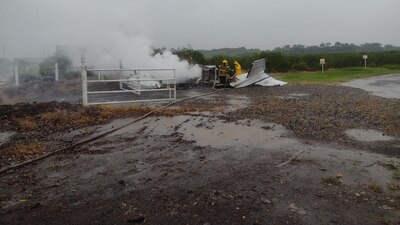 El accidente provocó el cierre de la carretera Amozoc-Nautla debido a que la aeronave derribó algunos cables de alta tensión.