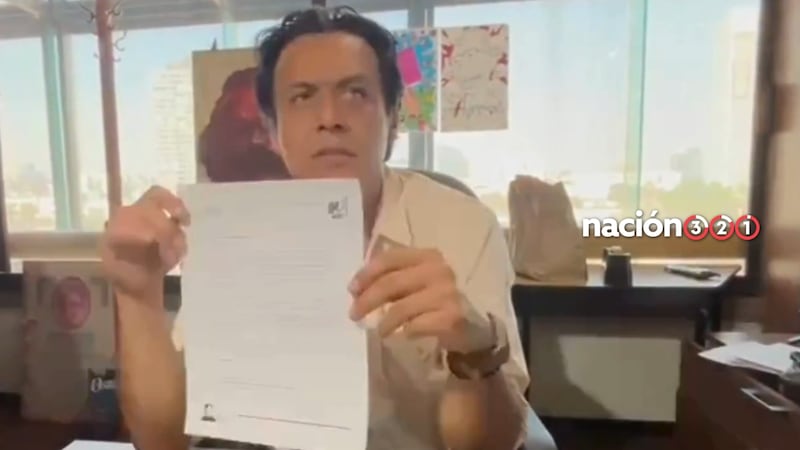 Tras más de 100 horas atrincherado en su exoficina, Marx Arriaga es notificado y deja su puesto