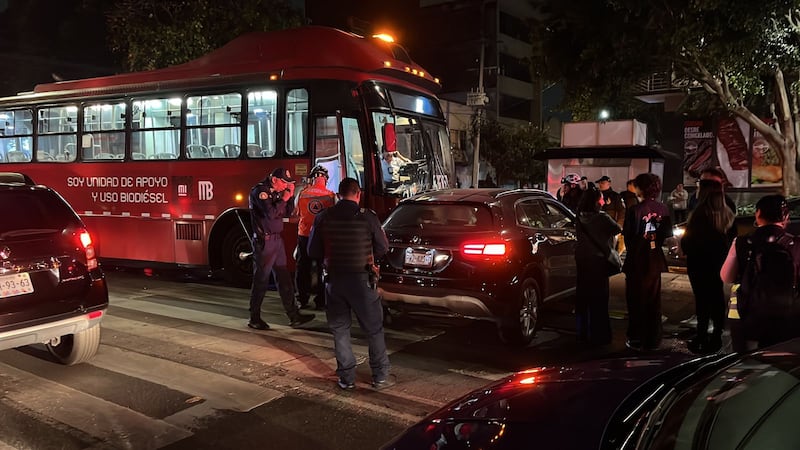 Choque del Metrobús con auto particular deja una persona herida en la colonia Narvarte