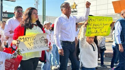 Maestros y padres de familia se unieron al contingente que avanzó en Cuernavaca