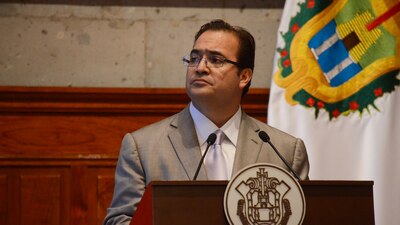 El veracruzano se encuentra prófugo y distintos delitos se investigan en su contra