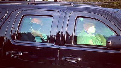 El presidente de EU decidió salir a saludar a los ciudadanos que estaban en el Centro Médico Militar Nacional Walter Reed