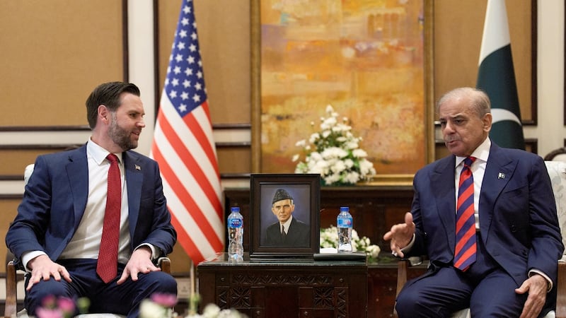 Funcionarios de EU e Irán inician negociaciones de paz en Pakistán tras alto al fuego