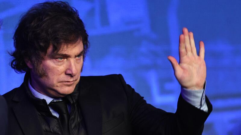 Milei promociona inversión de criptomonedas y luego se retracta